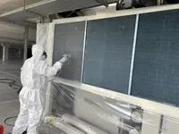 Reinigen en coaten koelmachine condensors