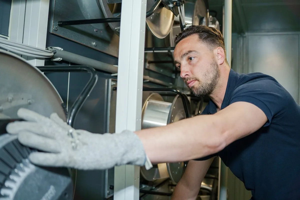 LEDO collega tijdens onderhoud