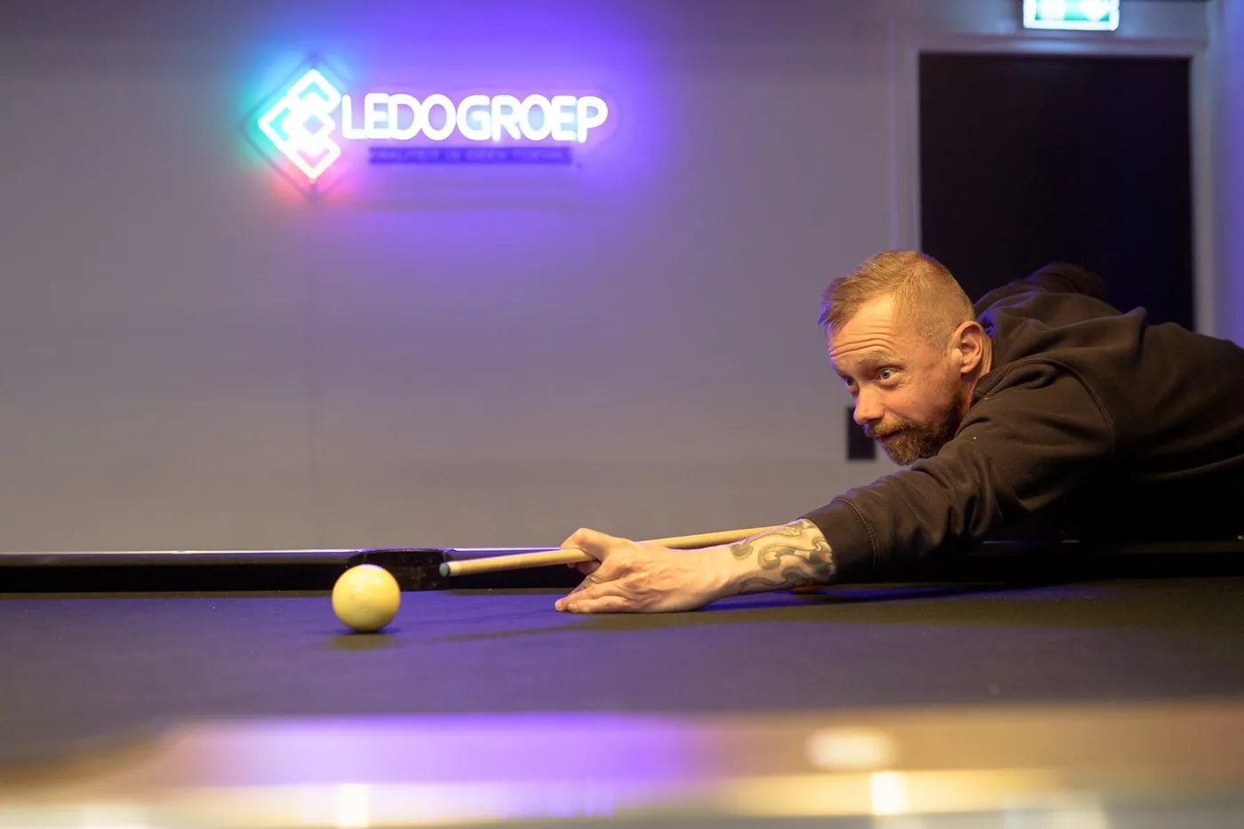 LEDO collega tijdens de vrijdagmiddagborrel